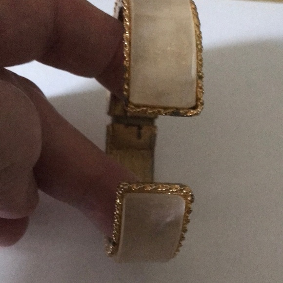 Elegant Gold and Cream Mop Bracelet - Picture 2 of 3